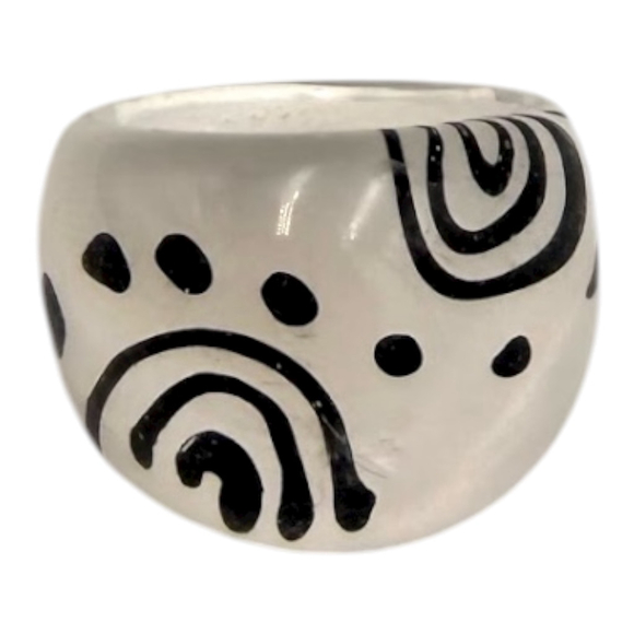 Clear Acrylic Ring with Black Abstract Design – Size 5.25 Y2K - Picture 2 of 4